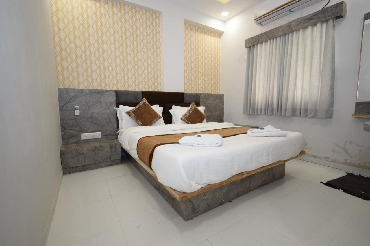 أحمد أباد Hotel A1 Vastrapur المظهر الخارجي الصورة